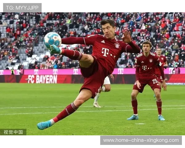 莱万灵巧摆脱后劲射，拜仁攻势持续升温